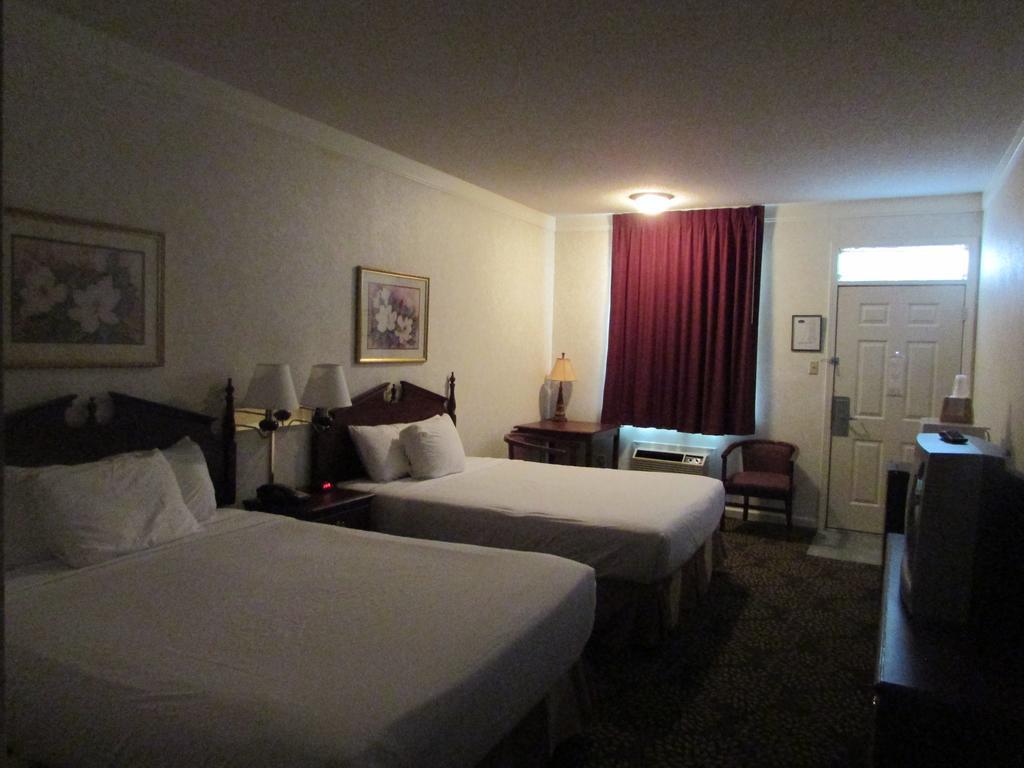 Plantation Oaks Hotel Millington Room photo